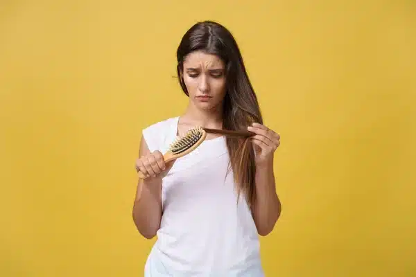 woman-hand-holding-her-long-hair-with-looking-damaged-splitting-ends-hair-care-problems